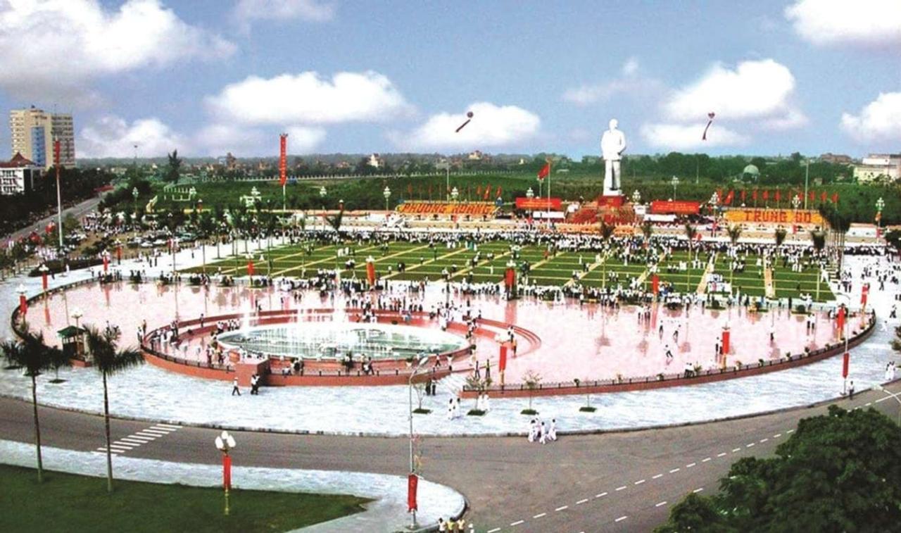 Quảng trường và tượng đài Hồ Chí Minh