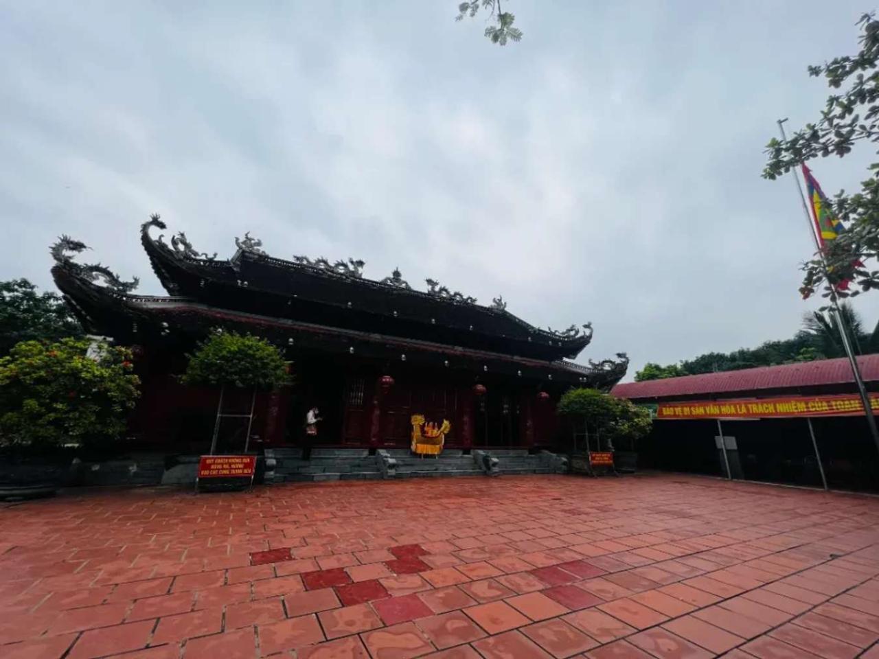 Khu đền chính gồm 3 tòa: Thượng Điện - Trung Điện - Hạ Điện
