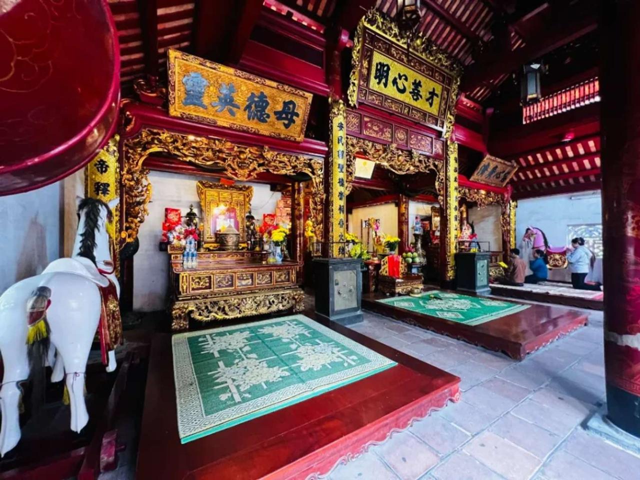 Một ban thờ nữa ở đền Quan Hoàng Mười - Nghệ An 