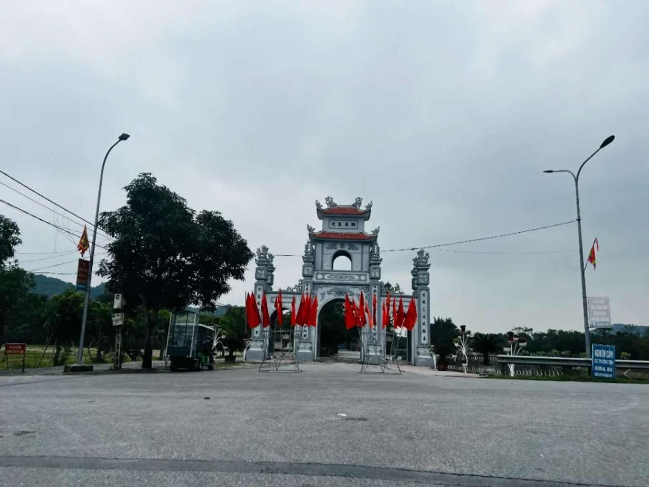 Cổng chính vào đền, nằm cách quốc lộ 1A không xa