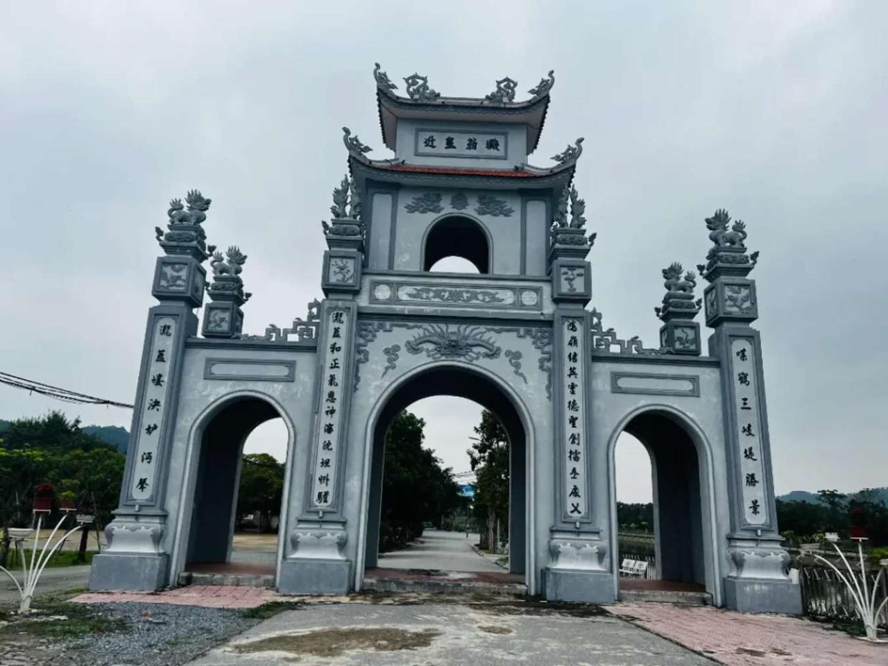 Cận cảnh cổng chính để đi vào khuôn viên đền Quan Hoàng Mười - Nghệ An