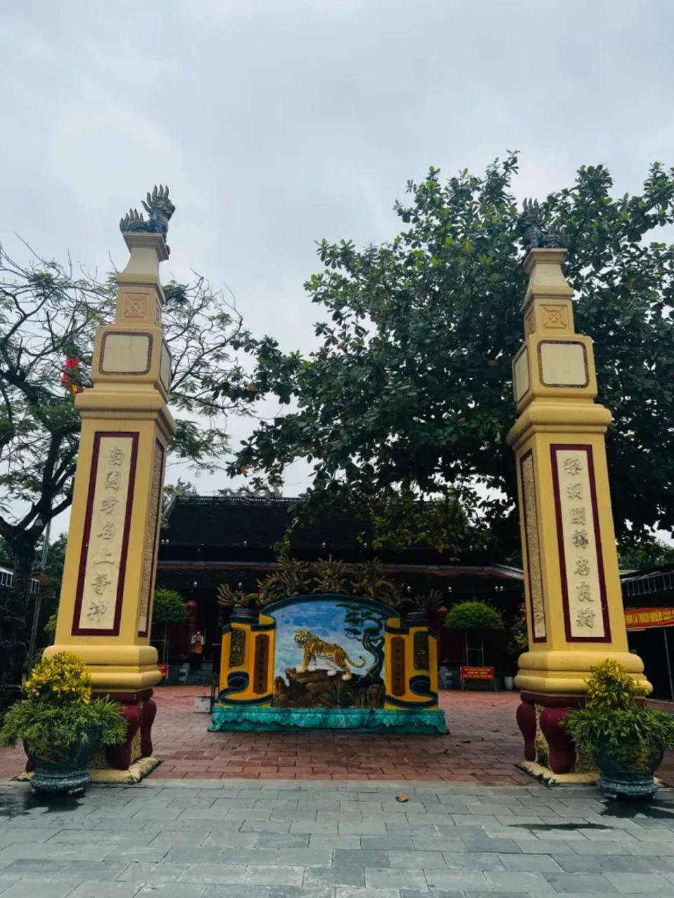 Mặt chính cửa đền Quan Hoàng Mười - Nghệ An